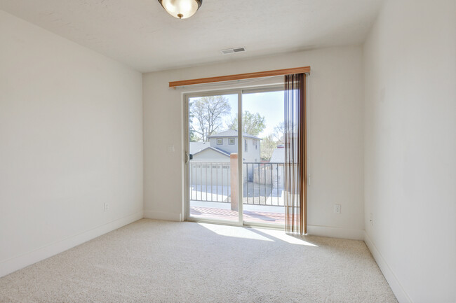 Building Photo - LUXURY MAINTENANCE FREE CORNER TOWNHOME