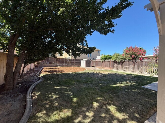Building Photo - 4-bedroom two story in Sylvan School District!