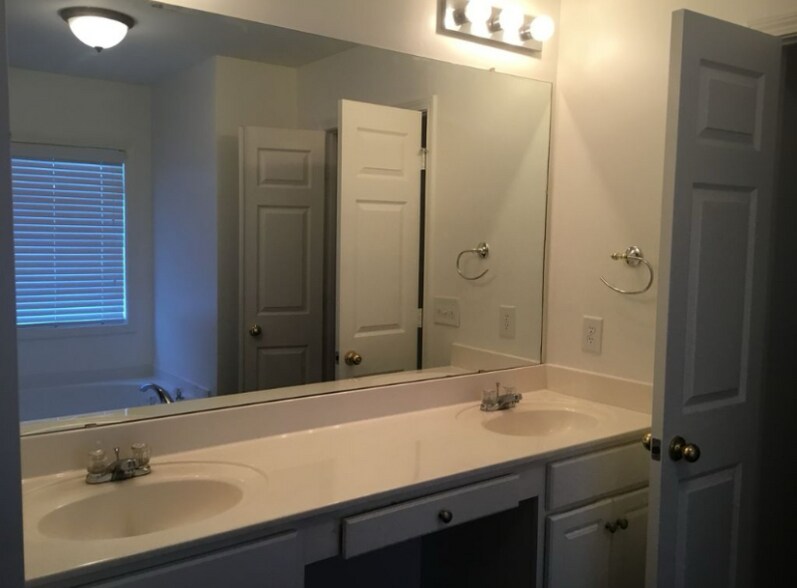 Building Photo - 4544 Fairport Ct