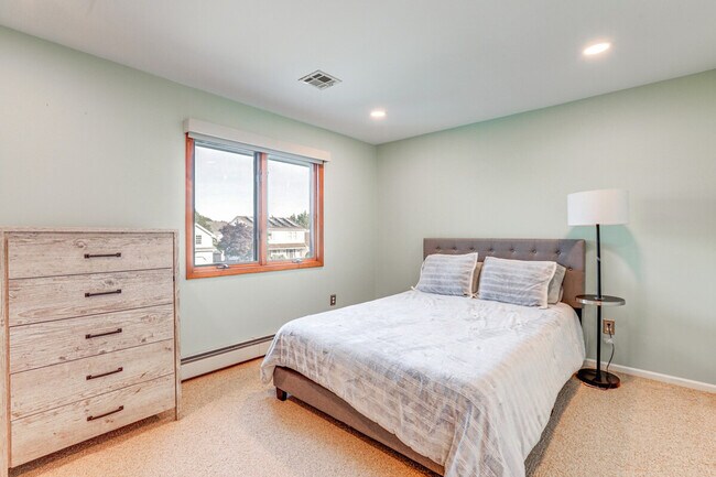 Building Photo - 31 Diane Dr