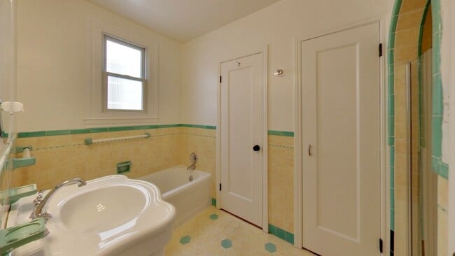 Building Photo - Lakeside 3 Bedroom / 3 Bathroom Single Fam...