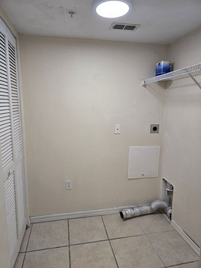 Building Photo - 3/2 2nd Floor Condo AVAILABLE NOW!