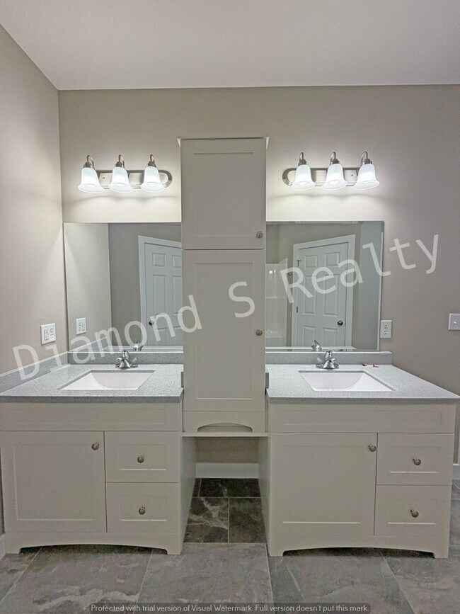 Building Photo - Brand New Build in Desirable Ozark Neighborhood!