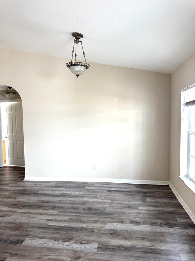 Building Photo - 549 SW Prater Ave