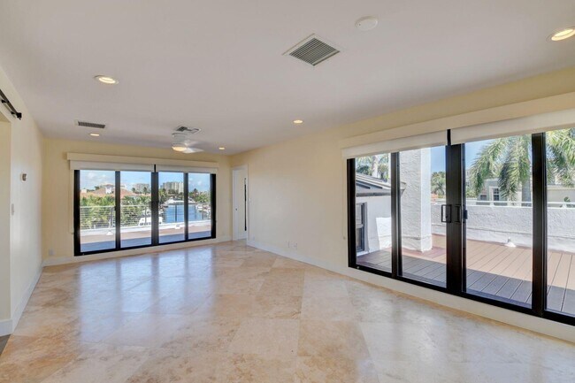 Building Photo - 1121 Bel Air Dr