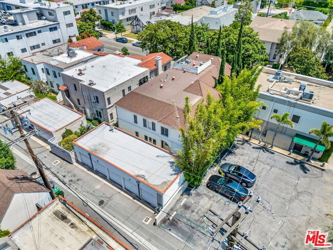 Building Photo - 361 1/2 S Doheny Dr
