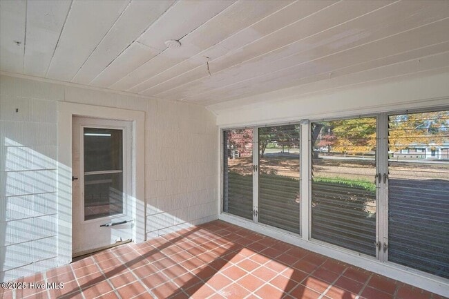 Building Photo - 300 Dogwood Ln