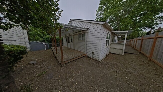 Building Photo - 3 Bedroom Campus House