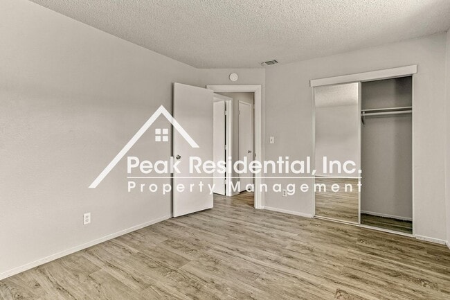 Building Photo - Wonderful Orangevale 2bd/1ba Duplex with 1...