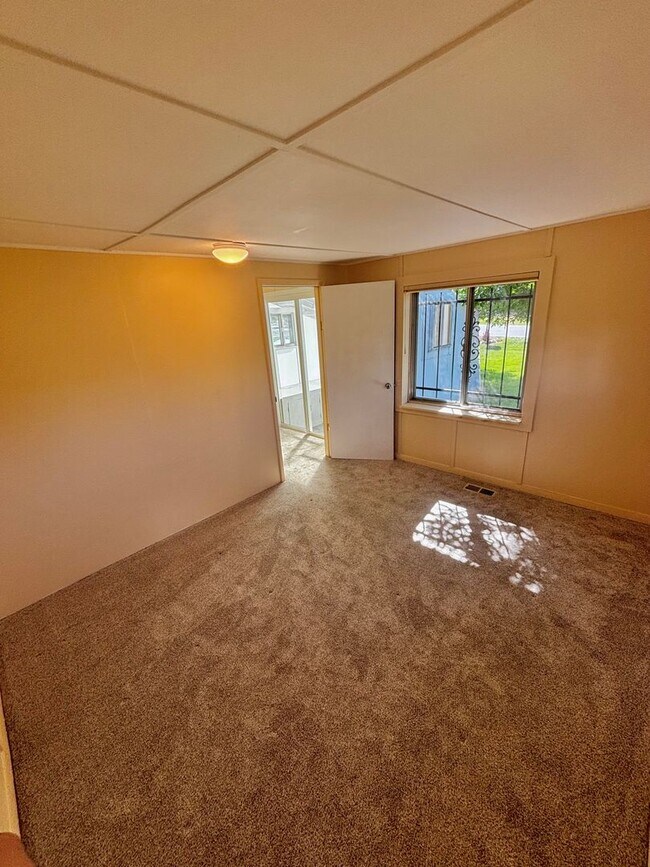 Building Photo - Spacious 2 Bedroom one bath duplex!!