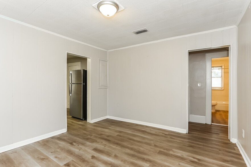 Building Photo - 3558 Dellwood Ave