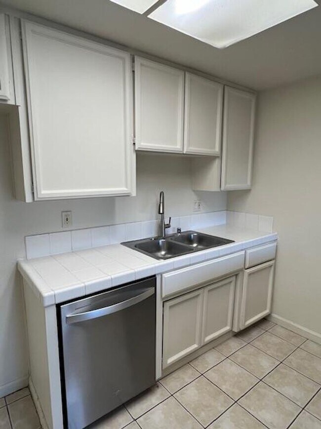Building Photo - COMPLETELY REMODELED 2 BEDROOM DUPLEX IN ROCKLIN!!