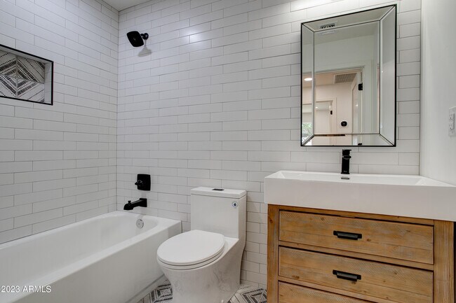 Building Photo - 4806 S La Rosa Dr