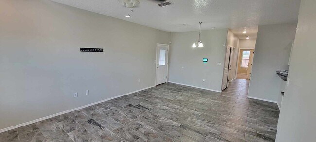 Building Photo - Beautiful property with granite countertops!