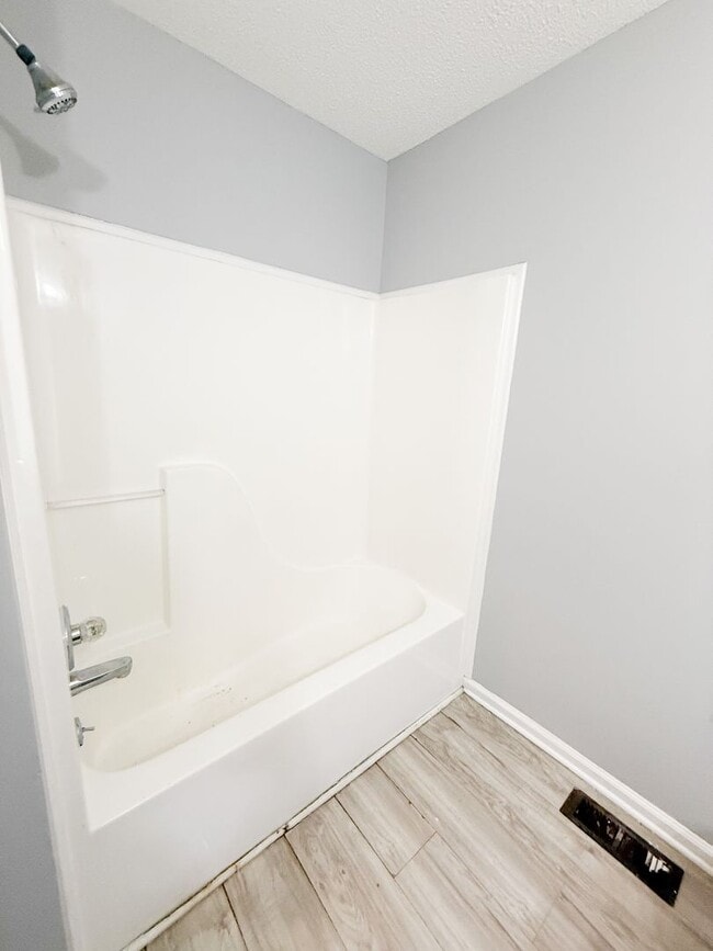 Building Photo - 4 Bedroom 3 Bathroom Home!