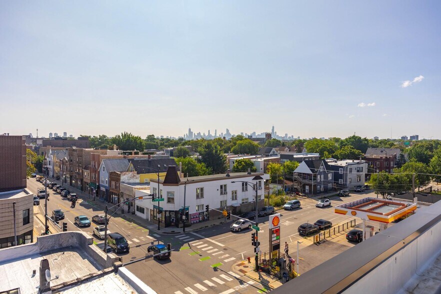Building Photo - 3008 W Belmont Ave