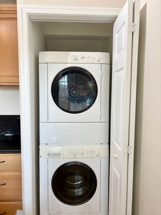 Building Photo - Updated 1BR/1BA 2-level TH in great location