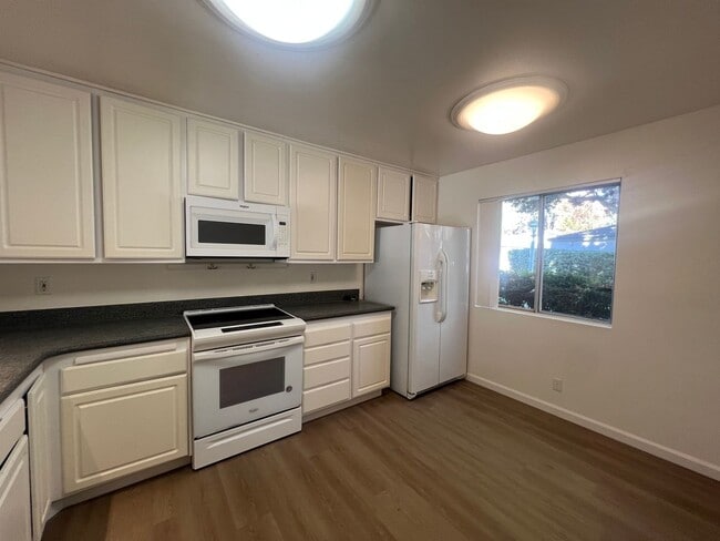 Building Photo - ***$1000 off of 1st months rent*** Condo N...