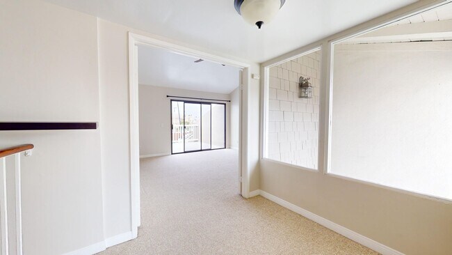 Building Photo - Beautifully Updated Spacious 3 Bed 3 Bath ...