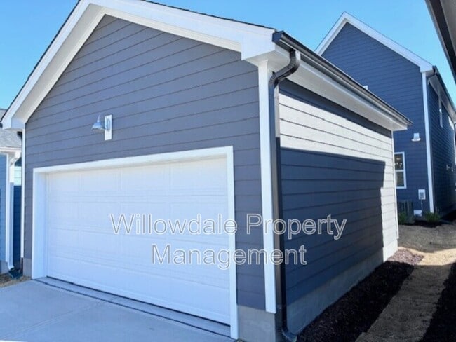 Building Photo - 565 Folk Song Wy