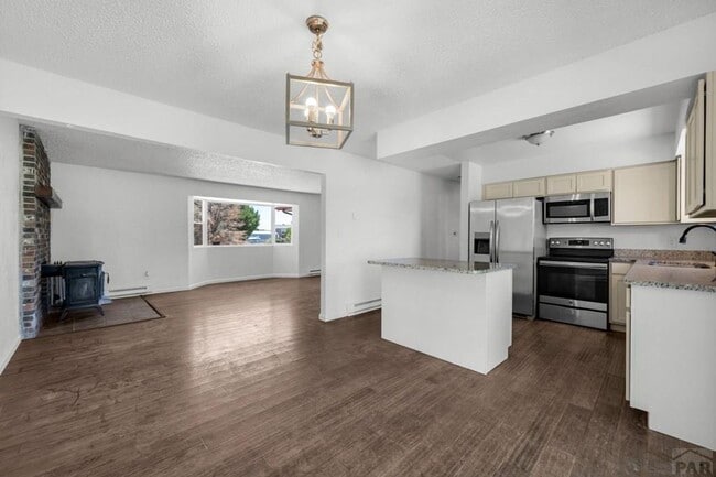 Building Photo - 981 Tamarack Cir