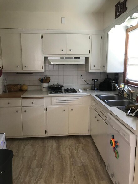 Kitchen - 2400 S 92nd St