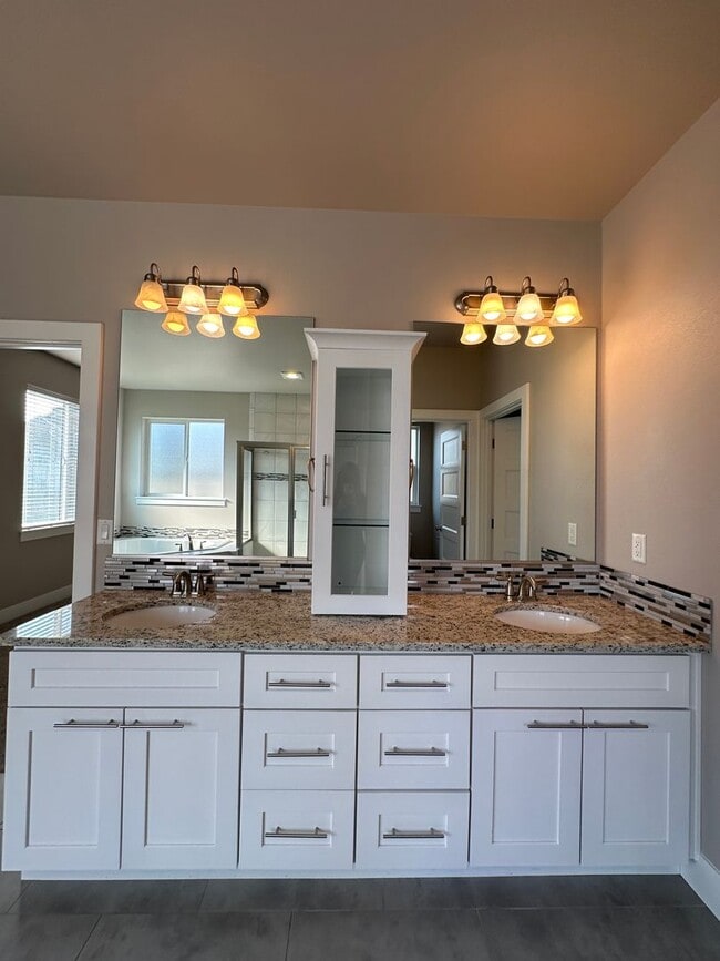 Building Photo - Centrally Located in Kennewick!