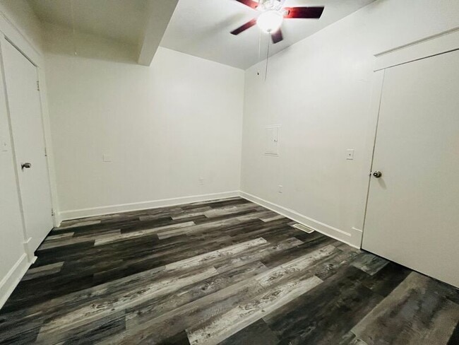 Building Photo - 517 W Maple Ave