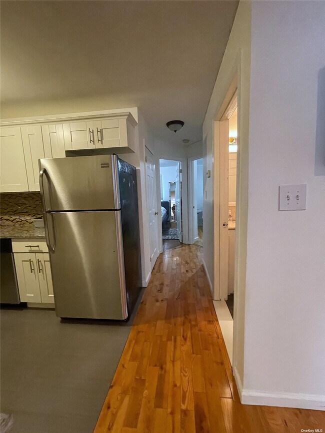 Building Photo - 90-17 Holland Ave