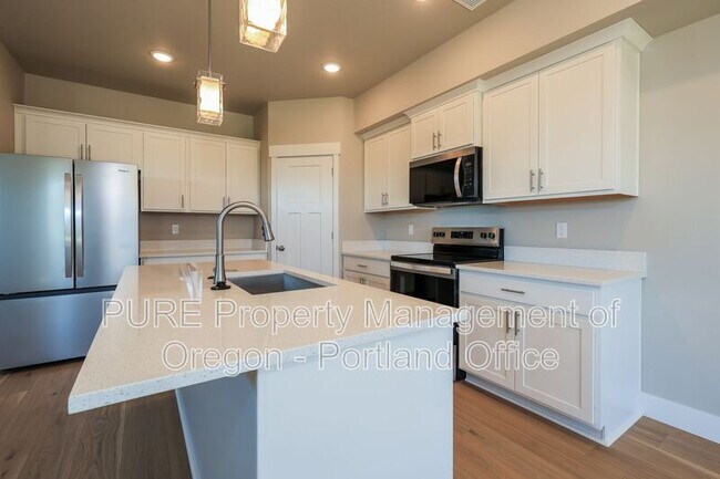 Building Photo - 504 NE Trillium Dr