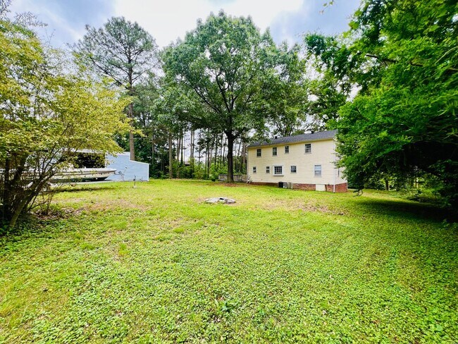 Building Photo - Charming 4bdrm/2.5bth Home with Ample Space and Modern Amenities