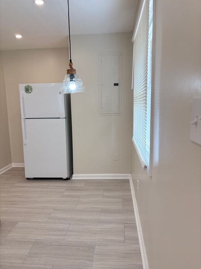 Building Photo - Freshly Renovated 4BR Home with Stylish Updates & Fenced Yard
