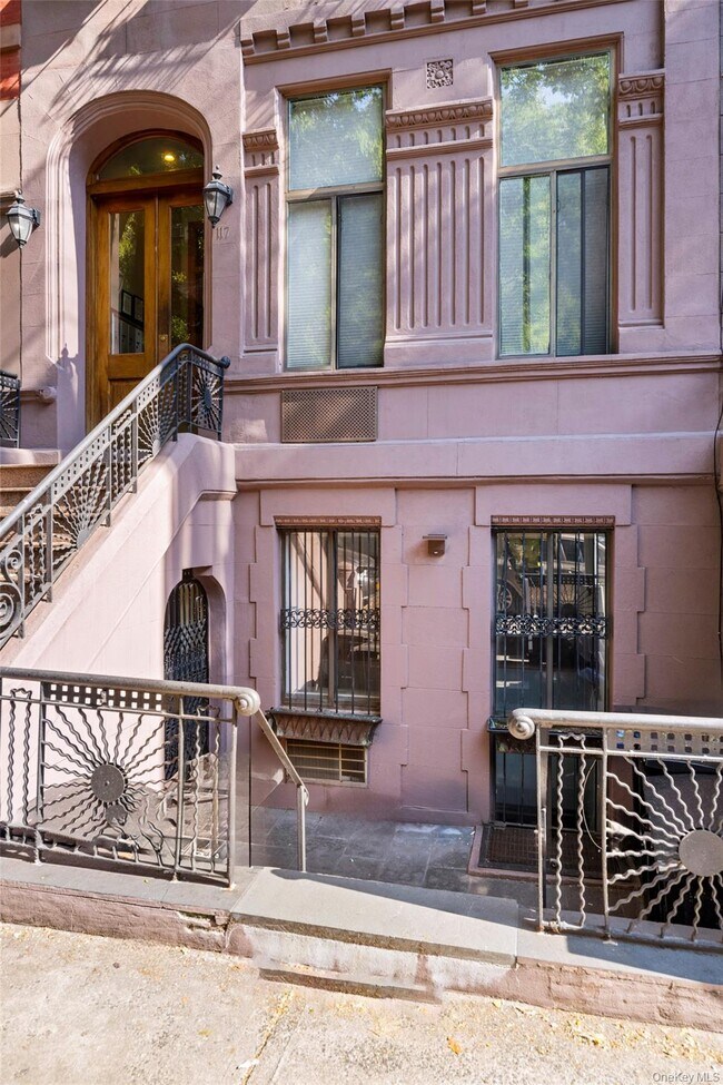 Building Photo - 117 W 82 St