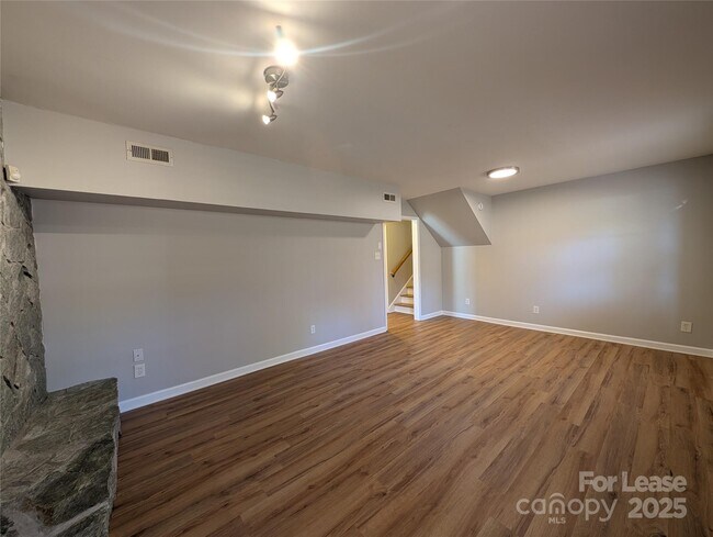 Building Photo - 3331 Donovan Pl