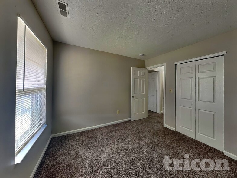 Building Photo - 1082 Sunmeadow Cir