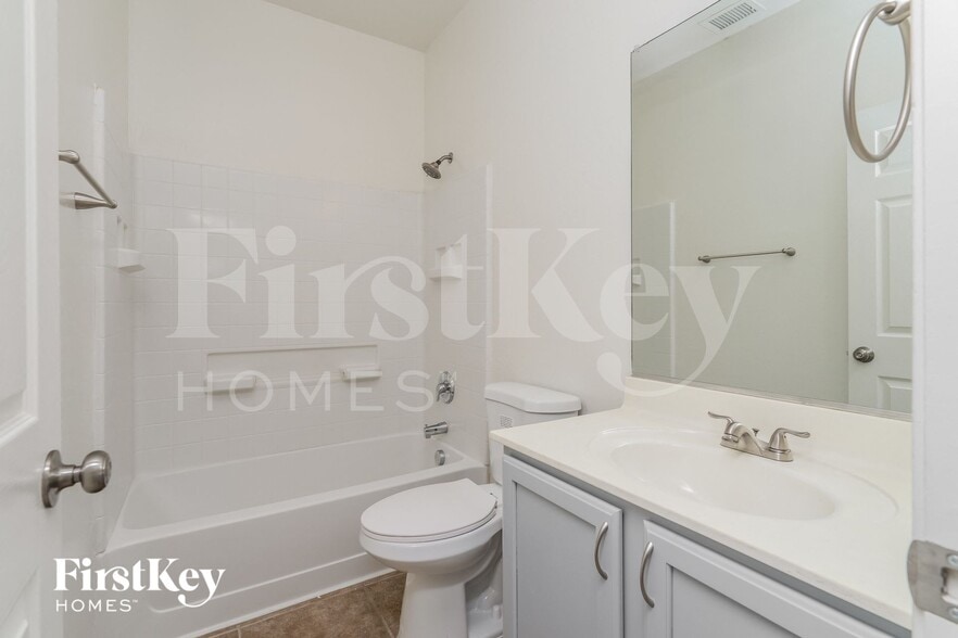 Building Photo - 931 W Oak Tree Ln