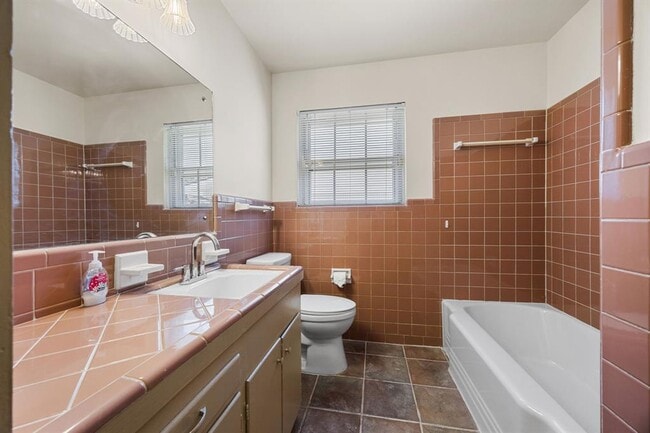 Building Photo - 1702 Ridgemont Dr