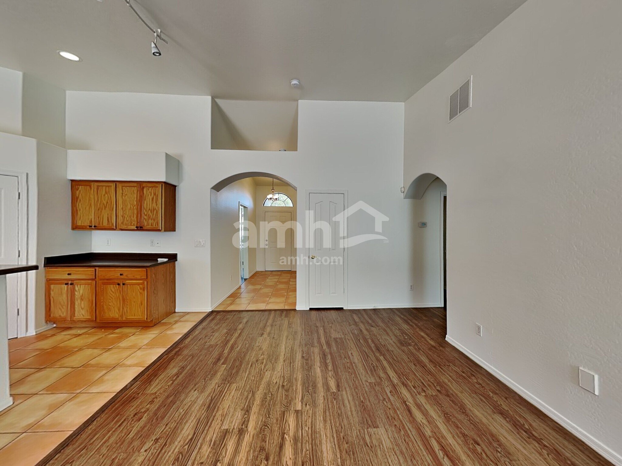 Building Photo - 717 W Beth Dr