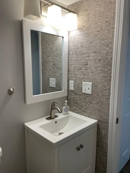 Building Photo - 33 Deer St