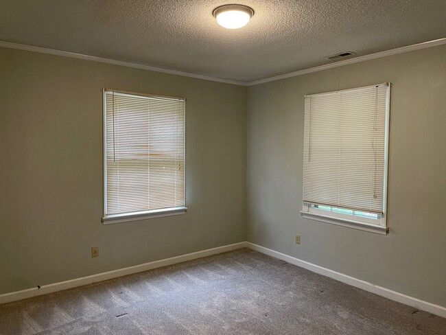 Building Photo - 753