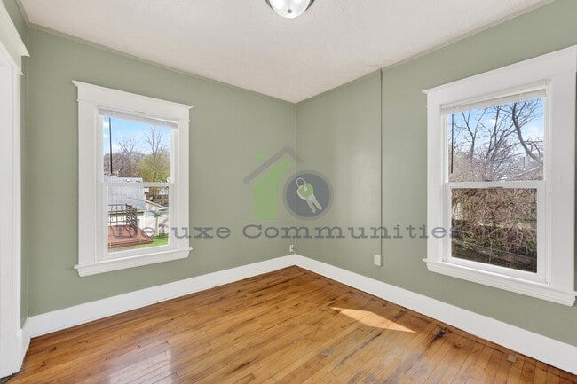 Building Photo - Beautiful Two Bedroom Lower Unit! Available NOW!!