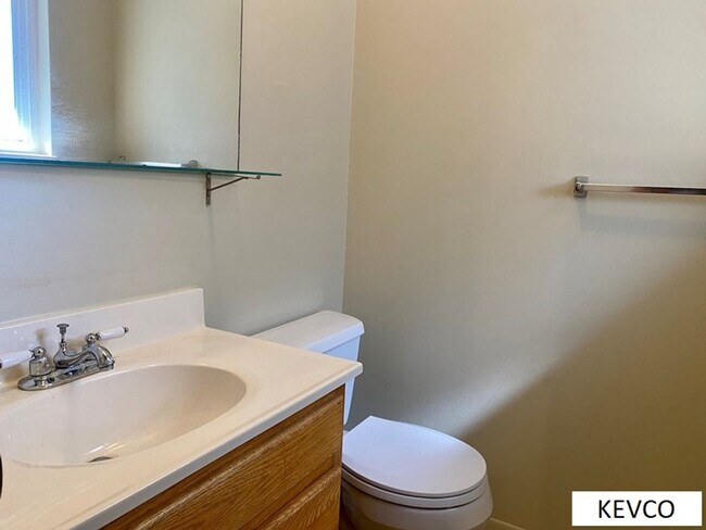 Building Photo - Four Bedroom Single Family Home with Large Backyard