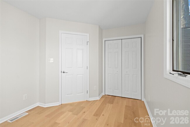 Building Photo - 280 Lakeview Shores Loop