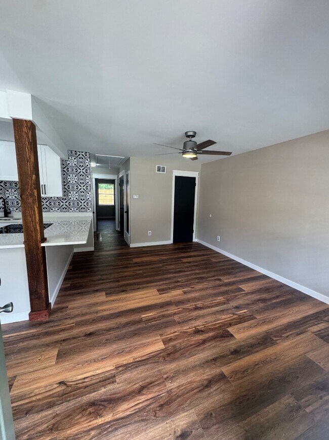 Building Photo - 546 S Cox St