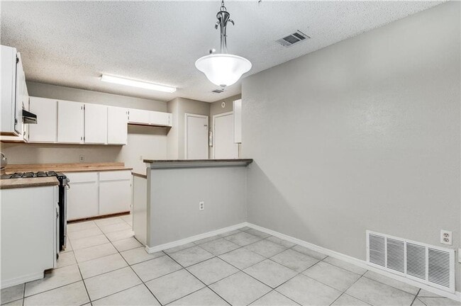 Building Photo - Cozy Single-Story 3 Bed, 2 Bath Home Near South Congress