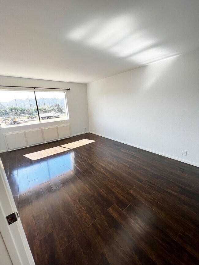 Building Photo - Spacious 2 Bed/2 Bath Condo at Mission Gre...