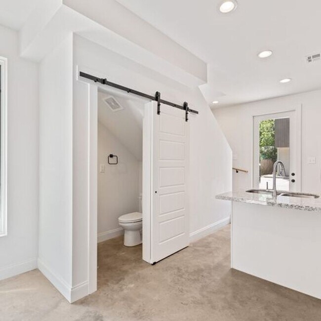 Building Photo - 1 Bed 1.5 Bath Condo Near Campus!