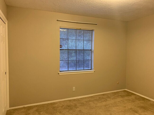 Building Photo - 812 Oro Real NE