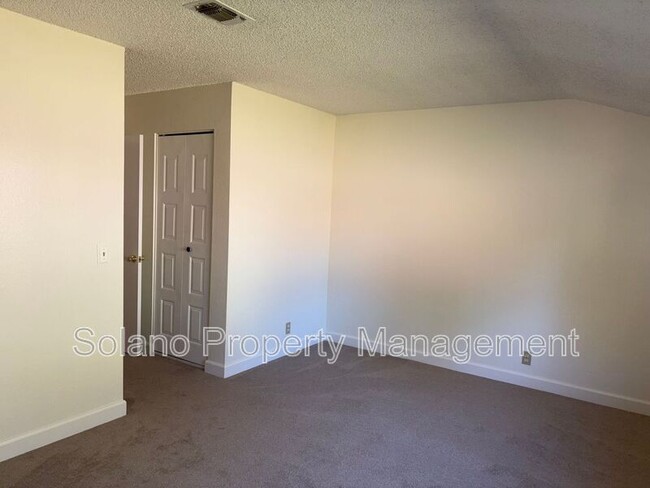 Building Photo - 110 Oxford Ct