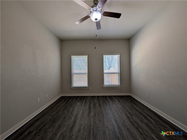 Building Photo - 2237 Avery Village
